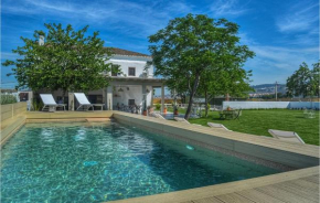 Nice home in Granada with Outdoor swimming pool, WiFi and 5 Bedrooms